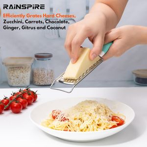 Grattugia Professionale in Acciaio Inossidabile con Manico per Grattugiare Formaggio, Cioccolato e Limone - Utensile da Cucina Manuale - Product Image 4