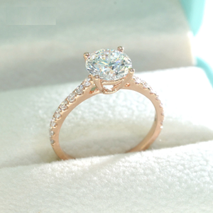 Bague de fiançailles ovale en moissanite or rose avec pierres latérales étincelantes et design solitaire élégant pour mariée - Product Image 2
