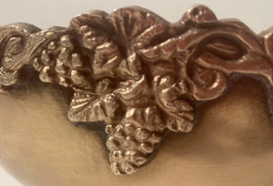 Vente en gros : Plat de table de luxe en métal, motif raisin gaufré, artisanal en aluminium et laiton, idéal comme plateau à fruits ou centre de table. - Product Image 3