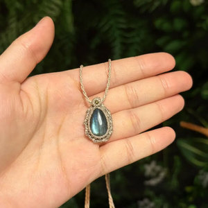 สร้อยคอจี้หินลาบราดอไรต์สีเขียวทำมือ สายสีน้ำตาล พลอยธรรมชาติ สไตล์โบโฮ คริสตัลบำบัด ปรับขนาดได้ - Product Image 4