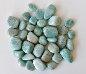 หินอะมาโซไนต์สีเขียวคุณภาพพรีเมียมขายส่ง หินคริสตัลบำบัดสำหรับการทำสมาธิ ตกแต่งบ้าน และของขวัญ - Product Image 1