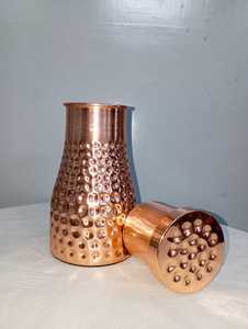 Bouteille d'eau en cuivre écologique axée sur la santé pour la maison, au design classique et texture rayée mate - Product Image 3