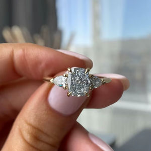 Anillo de tres piedras con diamante de laboratorio de corte cojín alargado de 1.51 CT, en oro sólido de 18K, para regalo de promesa de boda para enamorados. - Product Image 1