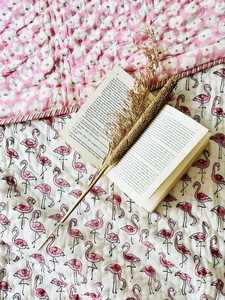 Ensemble de literie réversible AC Dohar en coton imprimé à la main avec motifs de flamants roses et de lotus, style Jaipuri Razai / Couette décorative - Product Image 1