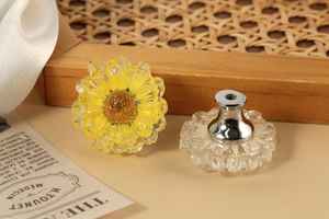 Perillas para cajones de armario con diseño de margarita amarilla, perillas de resina para armario con margarita, flor transparente grabada a medida - Product Image 4