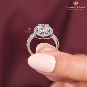 Anillo de Diamante CVD Cultivado en Laboratorio de Corte Ovalado de 2.00 Quilates con Diseño de Halo Brillante, Oro Sólido de 14K, Color E, Claridad VVS2, Certificado IGI - Product Image 4