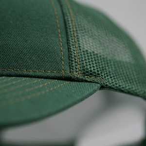 Casquette Trucker Unisexe Vert Foncé avec Dos en Maille Respirante, Fermeture Snapback Réglable, Visière Courbée – Idéale pour le Quotidien, les Sports de Plein Air et un Style Décontracté - Product Image 3