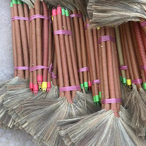 Escoba de hierba de Material de hierba de Vietnam con mango colorido/artesanía de escoba de paja hecha a mano de Vietnam de Venta caliente - Product Image 5
