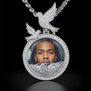 Pendentif personnalisé avec photo, motif Colombe de la Paix, en forme de disque, avec diamants naturels, plaqué or, motif oiseau en vol, breloque portrait circulaire - Product Image 2