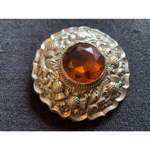 Broche Antiguo Grande de Metal Blanco con Diseño de Cardo y Piedra Central Facetada, para Uso Tradicional Escocés con Kilt - Product Image 1