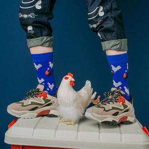Chaussettes graphiques streetwear, chaussettes personnalisées imprimées, motifs audacieux inspirés du hip-hop, accessoires de mode inspirés du skateboard - Product Image 4