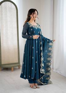 Ensemble de robe Anarkali en soie de qualité supérieure avec broderies riches et jupe évasée de 4 m - Product Image 4