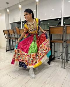 Ensemble Lehenga Choli moderne multicolore à imprimé numérique spécial Navratri, avec travail de miroirs réels, en coton mousseline, pour les fêtes Garba Dandiya - Product Image 5