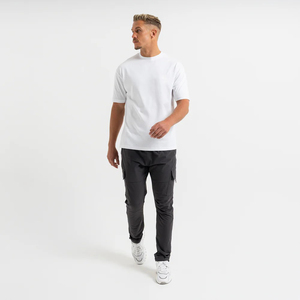 Camiseta de Algodón de Alta Calidad para Hombre, Personalizada, con Impresión Gráfica DTG Premium y Logotipo con Patrón Sólido - Product Image 3