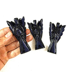 Venta al por mayor de hermosas figuras de ángeles de piedra de oro azul natural de 3 pulgadas, talladas a mano, figuras de hadas, torres de cristal, artesanías de ángeles - Product Image 1