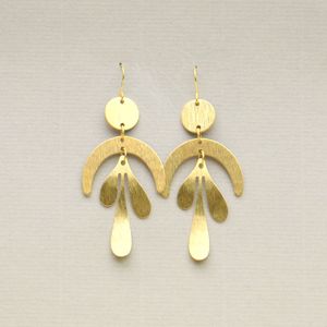 Pendientes modernos de metal con un diseño llamativo para mujeres, eventos de moda, fiestas, bodas y celebraciones. - Product Image 4