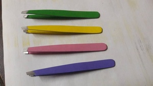 Pinzas de Cejas de Punta Inclinada Premium, Ligeras, con Mango Antideslizante para una Depilación sin Esfuerzo - Product Image 2