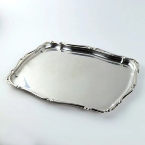 Plateau de service élégant en métal poli avec bords décoratifs pour usage résidentiel, décoration intérieure, présentation, plateau de service pour table à manger - Product Image 1