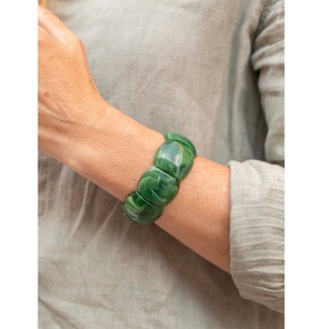 Bracelet en résine de mode haut de gamme avec finition décorative de luxe, accessoire de poignet moderne pour femmes dans le monde entier - Product Image 3