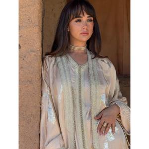 Kaftan traditionnel deux pièces coupe droite longueur ras du sol en soie irisée, col en V, pièce maîtresse hiver-été entièrement finie - Product Image 2