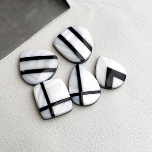 Cabochons de designer vintage à rayures noires et blanches en nacre naturelle faite à la main et en onyx noir - Product Image 5