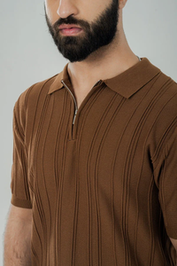 เสื้อโปโลถักไหมพรมแขนสั้นแบบซิปครึ่งตัวสำหรับผู้ชาย เสื้อคลุมบางเบา เสื้อยืดฤดูร้อน ผ้าไหมน้ำแข็ง ดีไซน์หรูหรา สีน้ำตาล - Product Image 2