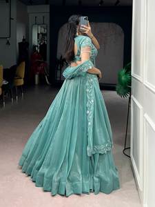 Lehenga Choli con Cuentas Doradas y Bordado con Hilo a Precio de Mayoreo - Product Image 3