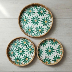 Ensemble de 3 sous-verres verts floraux en nacre avec cadres en rotin, sous-verres en mosaïque de coquillages faits à la main pour une table élégante - Product Image 1