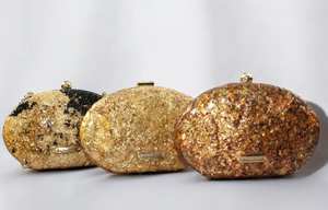 กระเป๋าคลัทช์ทำมือสีดำและสีทอง ประดับด้วยเกล็ดไมก้าเรซิ่น สำหรับงานกลางคืน - Product Image 2