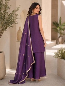 Ensemble Kurti et pantalon sexy avec broderies et dupatta pour les occasions festives, disponible auprès d'un exportateur indien. - Product Image 2