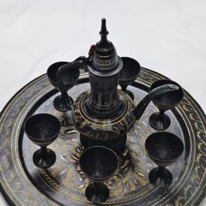 Service à café en laiton du Moyen-Orient avec pot Dallah gravé à la main et tasses assorties – Ensemble traditionnel en métal noir et or gravé - Product Image 3