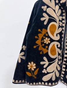 Veste élégante et exclusive en velours noir brodée à la main, style cachemire, avec motifs floraux et cachemire traditionnels. - Product Image 5
