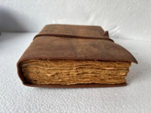 Diario de Cuero Ecológico Hecho a Mano Estilo Vintage con Tapa Grabada y Borde Irregular, Cuaderno Rústico Clásico para Viajes, Escritura y Dibujo - Product Image 4