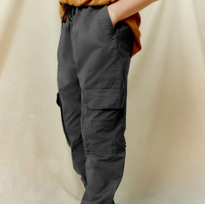 Pantalon cargo gris anthracite pour homme, taille élastique avec cordon de serrage, plusieurs poches, style décontracté, tissu en toile mi-lourd, idéal pour l'automne - Product Image 2