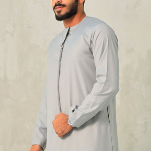 Fábrica OEM de Thobes: Poliéster Islámico Personalizado con Confección Moderna y Antiencogimiento para Marcas Globales y Exportación - Product Image 1