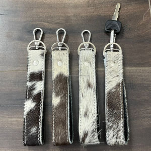 Nouveauté Porte-clés en cuir de vache véritable fait à la main avec clip métallique Durable Porte-clés en cuir de vache à poils Porte-clés personnalisé pour unisexe - Product Image 5