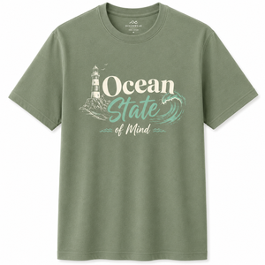 เสื้อยืดแขนสั้นสีกรมท่าสำหรับผู้ชาย Ocean State Mind คอกลม ทรงปกติ พิมพ์ลายด้านหน้า สไตล์ลำลอง ผ้าฝ้ายเทอร์รี่ 100% เป็นมิตรกับสิ่งแวดล้อม - Product Image 1