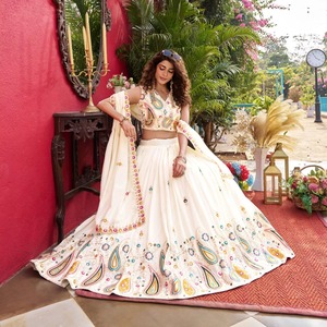 Conjunto de Lehenga Choli Bordado de Calidad Premium con Hilo y Lentejuelas, Vichitra Puro, Sin Arrugas, Elástico, para Fiestas - Product Image 4