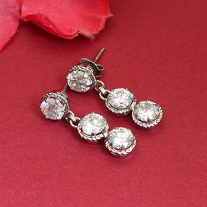 Boucles d'oreilles pendantes en argent sterling 925 avec trois diamants, magnifiques boucles d'oreilles pour femmes et filles, à porter lors de mariages et de fêtes - Product Image 4