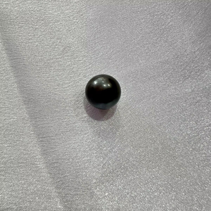 Un spécialement noir de 10 mm de diamètre, orné de paillettes dorées, dégage une élégance enchanteuse et une beauté éblouissante. - Product Image 1