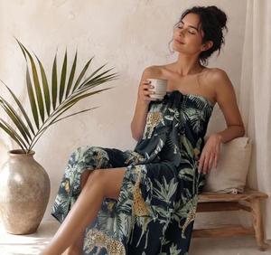 Robe longue d'été décontractée à imprimé animal, taille élastique, sans manches, coupe ample, avec lien à nouer sur le devant, en tissu tissé respirant - Product Image 3