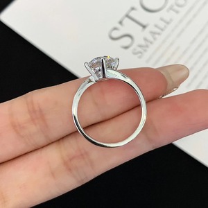Anillo de Diamante Cultivado en Laboratorio de Corte Redondo de 2 Quilates con Oro Amarillo de 14K, Anillo Moderno con Engaste Cruzado, Anillo de Diamante Certificado IGI de Oro Amarillo de 14K - Product Image 4