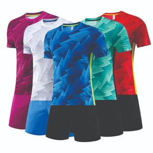 Una fábrica OEM produce uniformes de fútbol personalizados con logotipo a medida y alcance de suministro global para clubes profesionales. - Product Image 6