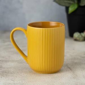 Taza de Café de Cerámica con Diseño Floral Rojo, Acabado Brillante, Construcción Duradera, Asa Cómoda, Perfecta para Té, Café, Regalo para el Hogar - Product Image 4