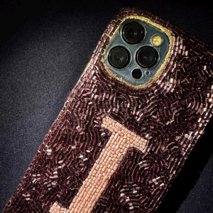 Lindo llavero con correa para teléfono de diseño personalizado, hecho a mano con cuentas de semillas, compatible con iPhone y Samsung, de cerámica esmaltada. - Product Image 1