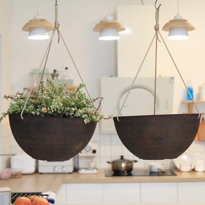 Pot à fleurs suspendu en acier corten rustique avec sangle en corde pour une utilisation en intérieur et en extérieur - Product Image 5