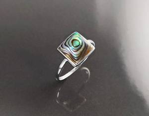 แหวนเปลือกหอยเป๋าฮื้อ เงินแท้ 925 ดีไซน์สี่เหลี่ยมเรียบง่าย สะท้อนแสงสีฟ้าเขียวธรรมชาติ เครื่องประดับที่ไม่เหมือนใคร - Product Image 2