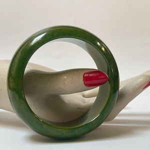 กำไลเรซิ่นดีไซน์เนอร์สำหรับลุคแฟชั่นทันสมัย กำไลเรซิ่นทำมือสำหรับงานปาร์ตี้และคอลเลคชั่นงานเทศกาล - Product Image 1