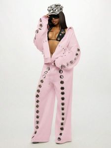 Ensemble 2 pièces pour femme, haut court à capuche noir et pantalon large avec détails anneaux métalliques, streetwear, sweat-shirt tricoté - Product Image 2