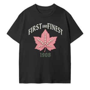   เสื้อยืด First & Finest สีดำสำหรับผู้หญิง ลายกราฟิก แขนสั้น คอกลม แรงบันดาลใจจากชมรมนักศึกษา สไตล์ลำลอง แฟชั่นสตรีทแวร์ เสื้อท่อนบนทันสมัย - Product Image 1